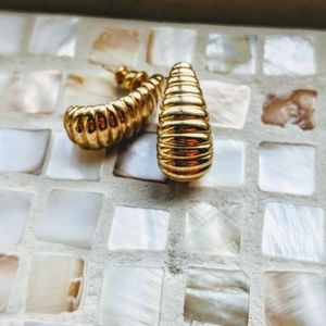 💚 Trifari Gold Pendant Earrings